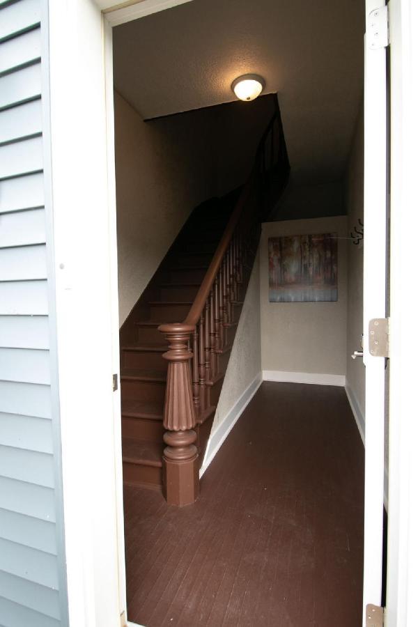 Spacious Rustic Downtown Market St 1 Bedroom Apt, Sleeps Up To 5, Steps To Honeywell & Eagles Theatre Wabash 외부 사진