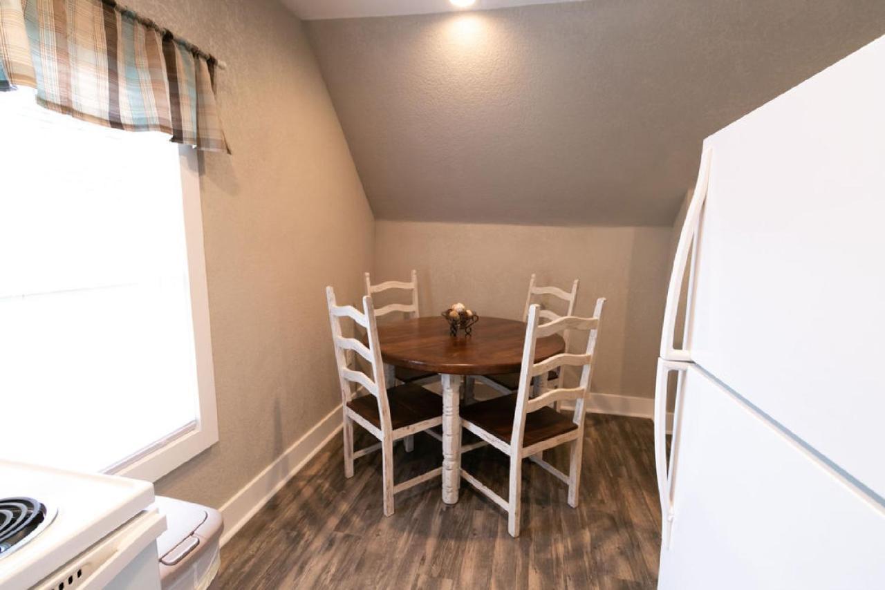Spacious Rustic Downtown Market St 1 Bedroom Apt, Sleeps Up To 5, Steps To Honeywell & Eagles Theatre Wabash 외부 사진