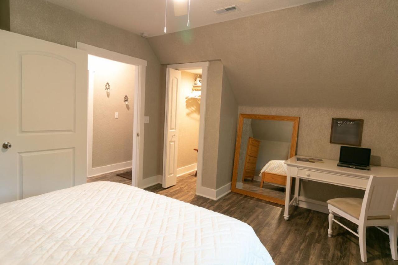Spacious Rustic Downtown Market St 1 Bedroom Apt, Sleeps Up To 5, Steps To Honeywell & Eagles Theatre Wabash 외부 사진