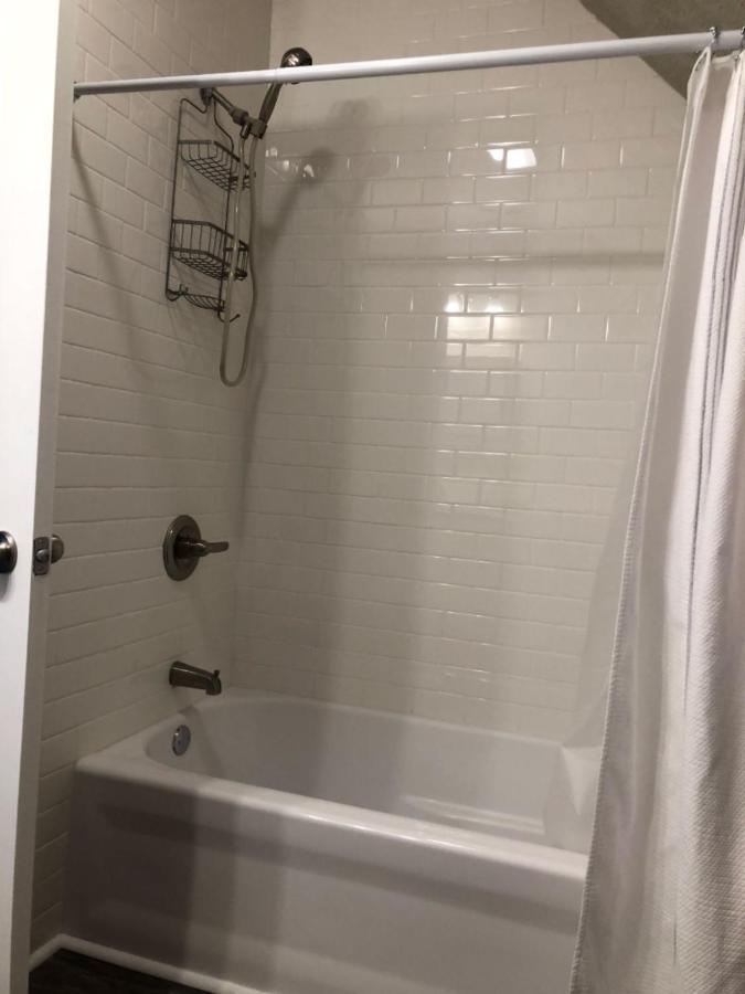 Spacious Rustic Downtown Market St 1 Bedroom Apt, Sleeps Up To 5, Steps To Honeywell & Eagles Theatre Wabash 외부 사진