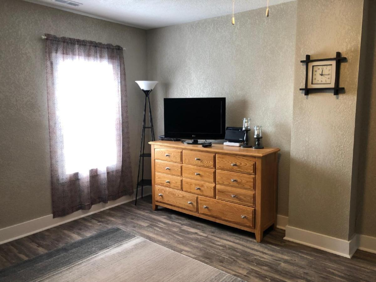 Spacious Rustic Downtown Market St 1 Bedroom Apt, Sleeps Up To 5, Steps To Honeywell & Eagles Theatre Wabash 외부 사진