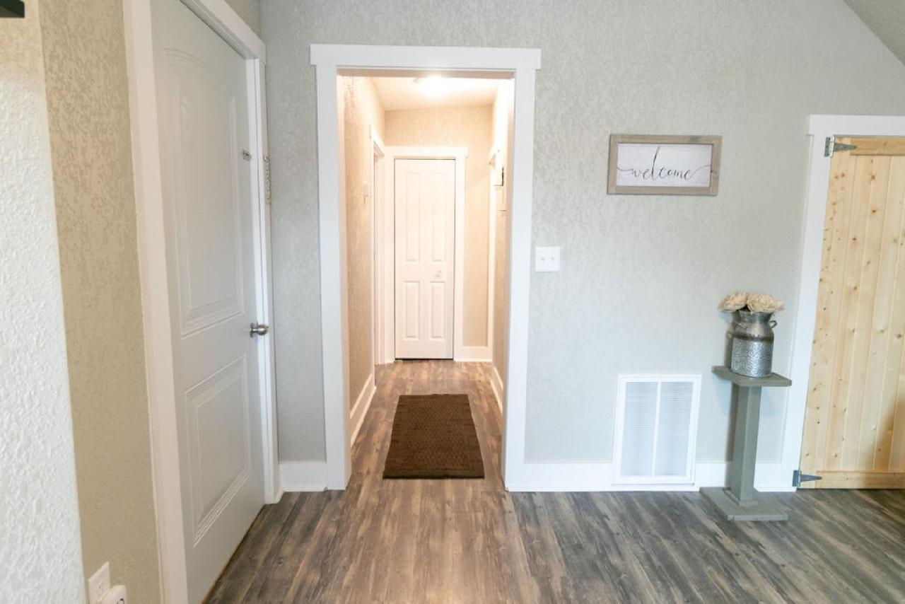 Spacious Rustic Downtown Market St 1 Bedroom Apt, Sleeps Up To 5, Steps To Honeywell & Eagles Theatre Wabash 외부 사진