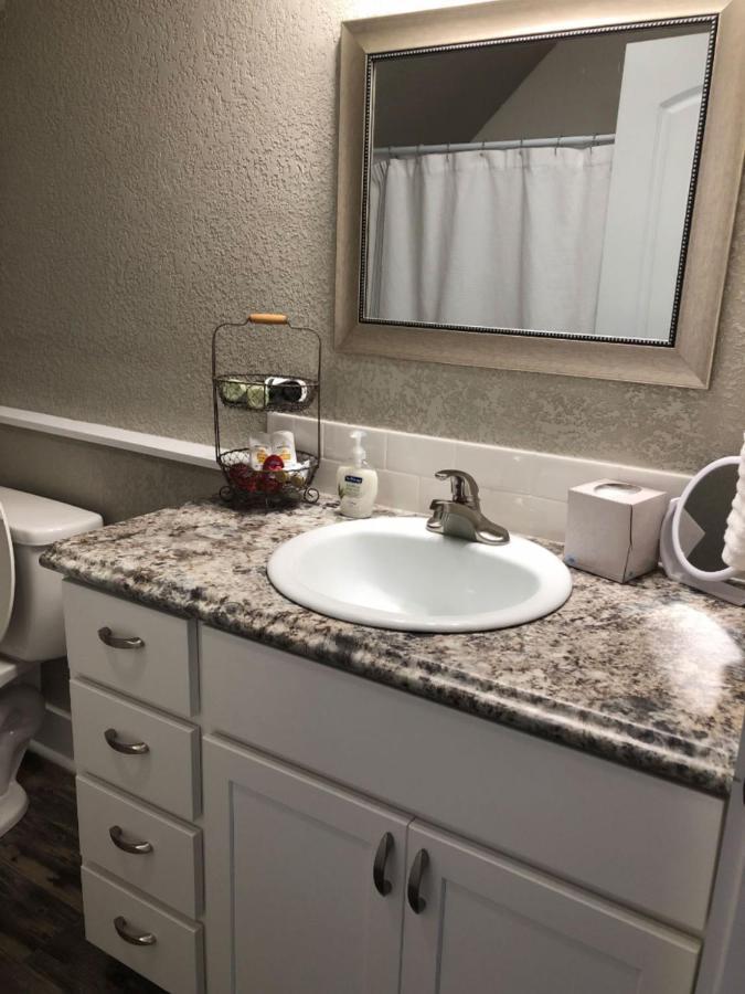 Spacious Rustic Downtown Market St 1 Bedroom Apt, Sleeps Up To 5, Steps To Honeywell & Eagles Theatre Wabash 외부 사진