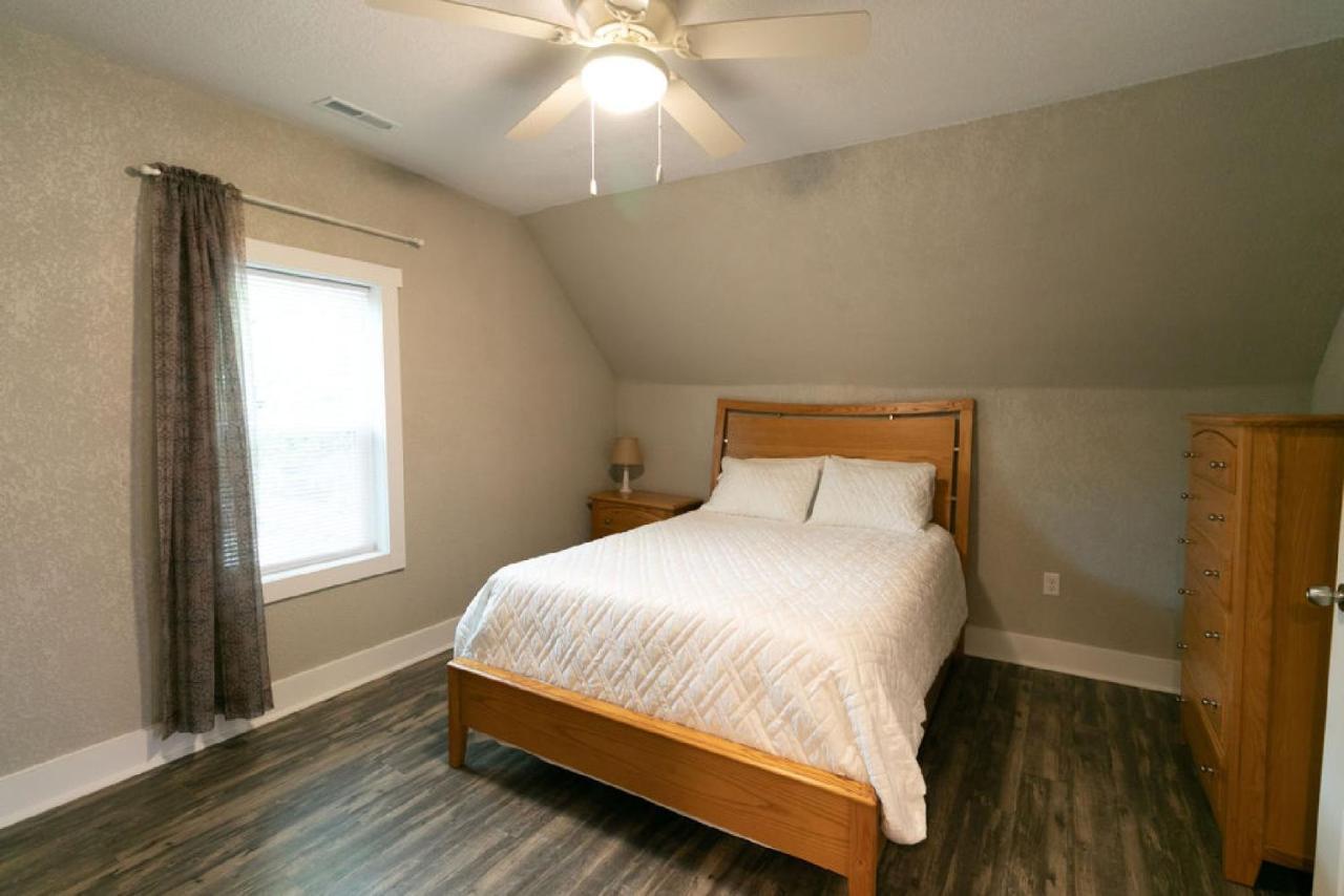 Spacious Rustic Downtown Market St 1 Bedroom Apt, Sleeps Up To 5, Steps To Honeywell & Eagles Theatre Wabash 외부 사진