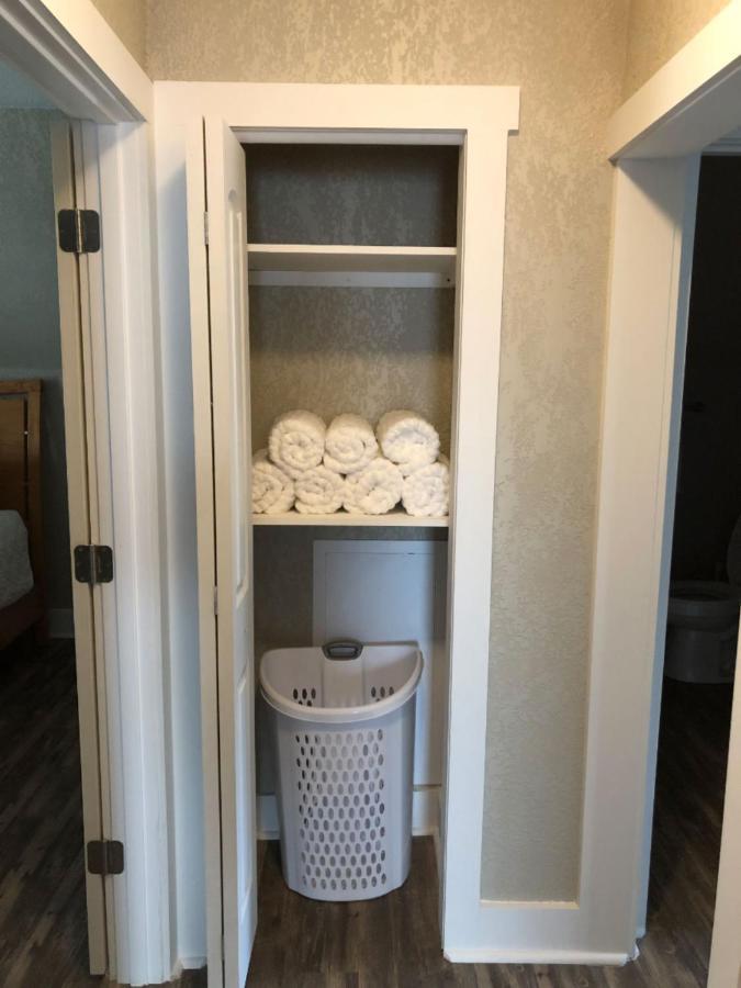 Spacious Rustic Downtown Market St 1 Bedroom Apt, Sleeps Up To 5, Steps To Honeywell & Eagles Theatre Wabash 외부 사진