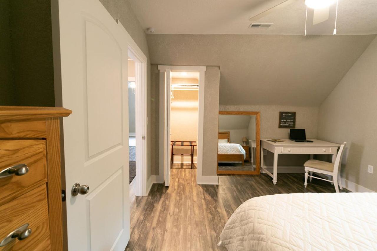 Spacious Rustic Downtown Market St 1 Bedroom Apt, Sleeps Up To 5, Steps To Honeywell & Eagles Theatre Wabash 외부 사진